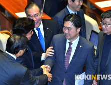 필리버스터 마친 김종민, 동료 의원들 격려 속 '환한 미소'