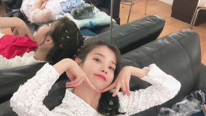 아이유, 방콕에서 전한 성탄 인사 “메리크리스마스”