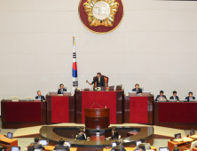 자한당 전원위 개회 요구로 '정회 선언'