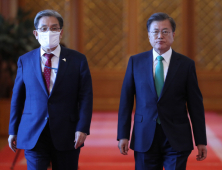 문 대통령, 김현미 장관 긴급 호출...“집값 잡겠다는 의지 중요” 지시 
