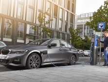 BMW, PHEV 스포츠 세단 뉴 330e 출시