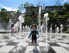 [포토뉴스]  산청 동의보감촌 분수광장 쉼터 제공