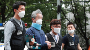 문 대통령에 신발 던진 정창옥 구속 영장 기각