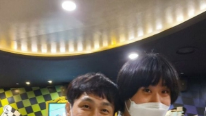 오정세 미담 관심 집중..지적장애인 팬과 놀이공원 데이트