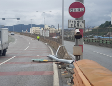 부산 동서로서 트럭 간 2중 추돌사고 