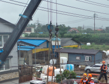 침수된 지붕 위 올라 생명 건진 황소 구조작전