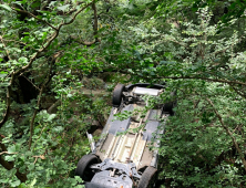 부산 만덕동서 산길 달리던 SUV, 도로 아래 추락