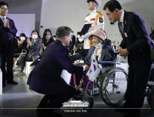 고개 숙여 독립유공자 포상하는 문 대통령