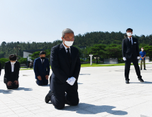 김종인, 5·18 민주묘지서 무릎 꿇고 사과