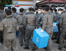 '본격 압수수색' 사랑제일교회 입구 향하는 경찰