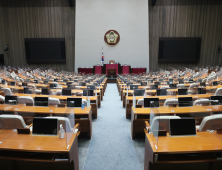 주호영, “민주·법치 파괴” vs 이낙연, “개혁엔 고통·저항”