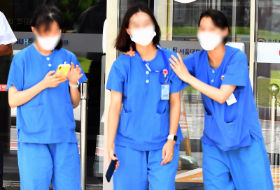 '의협 파업 종료' 서로 어깨 다독이는 의사들