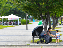 할머니와 손자의 '가을 나들이'