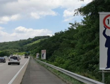 도공 부산경남본부, 교통사고 예방 '이색 교통안전 표지판' 설치