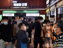 ‘추캉스’ 후폭풍? 세 자릿수 확진…거리두기 고심 깊어진 정부