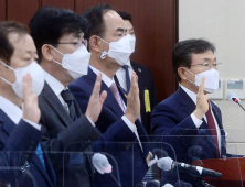 선서하는 권덕철 한국보건산업진흥원장