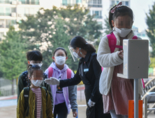 교실 들어가기 전 '손 소독은 꼼꼼히'