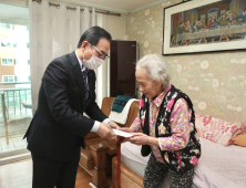 박상돈 천안시장, 100세 어르신께 장수지팡이 방문 전달