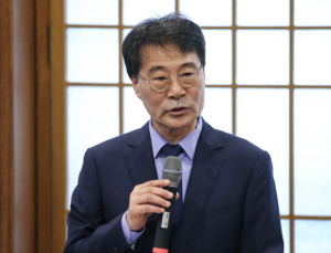 [2020 국감] ‘룸살롱 법카’ 장하성 주중대사 “식사와 반주만 했다”