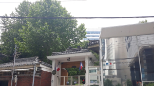 “무슬림 무시 말라” 주한佛대사관에 협박 전단 붙인 공범 검거