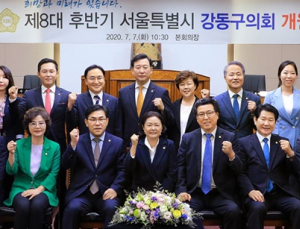 [단독] 코로나 여전한데 강동구의원들, 단체 나들이