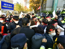 신라젠 주주들, 거래소 진입 시도하며 '격한 몸싸움'