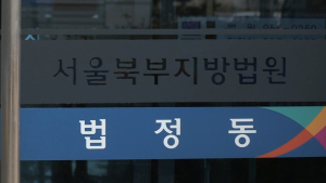 “남자한텐 못해”…여성만 상대로 침 뱉는 시늉한 20대