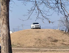 경주 고분 오른 SUV 운전자 '고발 위기'