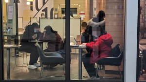 2단계 격상에 패스트푸드점만 ‘북적’…개인카페는 ‘울상’