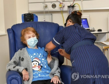 영국, 세계최초 코로나19 백신 접종 시작… 첫 접종자 90세 할머니