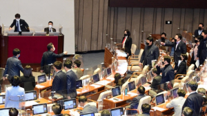 공수처법 개정안, 국회 본회의 통과…野 “민주당, 역사 앞에 부끄러운 줄 알라”