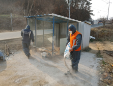 안동시, AI 차단방역에 안동소방서와 협력..생석회 도포 지원