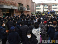 ‘난장판’된 조두순 집앞…BJ들 싸우고 가스배관 타고 침입시도