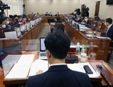 “백신이 먼저다” vs “백신 만능론 빠지면 안 돼”