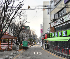 점심에도 휑한 홍대거리