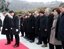 文대통령, 국무위원·靑참모들과 현충원 참배..추미애 자리 참석