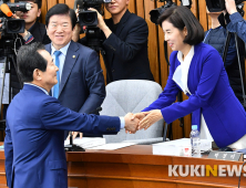 박경미 의원과 악수하는 정세균 후보자