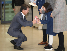 어린이한테 귀국 축하 선물 받는 안철수