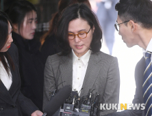 '표창장 위조' 정경심 첫 재판 출석…이중기소 두고 검찰·변호인 공방