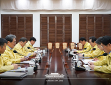 정세균 총리 “‘경계’ 단계 유지… 중앙정부 나서 ‘심각’에 준하는 수준으로 대응”