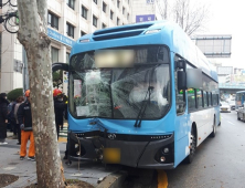 부산 시내버스 가로수 들이받아…운전자 사망·승객 등 18명 부상