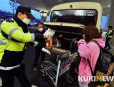 버스에 짐 싣는 미국발 무증상 외국인