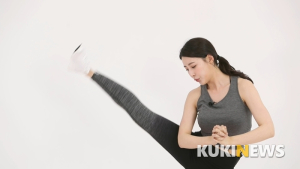 [쿠키영상] '요가 여신' 황아영의 엉덩이를 올려주는 승마살 정리 동작…힙업 운동