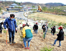 군위군, 식목일 맞이 나무심기 행사 가져