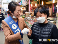 시민들과 주먹 인사하는 고민정 후보