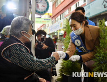 주민들에게 지지 호소하는 고민정 후보