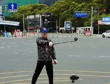 출근길 유세중 골프채로 위협 당한 홍준표 “눈 깜짝 안 한다”