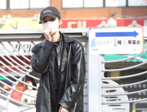 고준희 '올블랙 투표 패션'