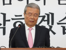생각에 잠긴 김종인