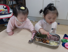 군위군립 보듬이나눔이 어린이집 수제 반찬 배달…스투키 화분도 전달